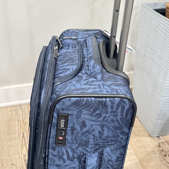 Ricardo Hardside Avalon 22.5" Lightweight Carry On Spinner Luggage suitcase - Picture 14 of 16